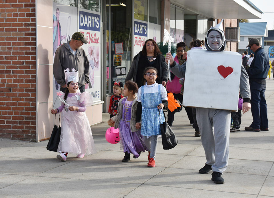 Wizard of Oz characters show up for some treats in Payette